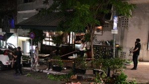 Auto bez vodiča narazilo do plnej reštaurácie v rušnej časti Atén, hlásia 11 zranených