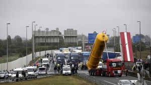 Pri Calais začali stavať múr proti migrantom