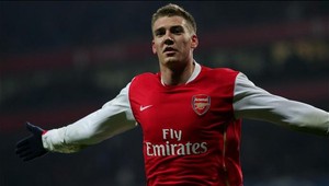 Opitý Bendtner si stiahol nohavice, taxikára vyzval na súlož
