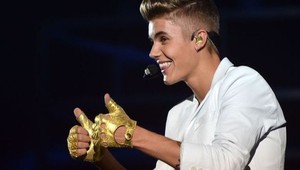 Bieber rozdal bezdomovcom vodu a sladkosti, posedel s nimi na chodníku