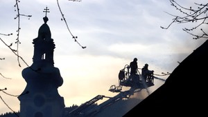 Situácia v Banskej Štiavnici: Dobrovoľníci vypratávajú požiarom postihnuté budovy