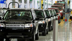 Jaguar Land Rover ponúka polovičné platy oproti sľubom, tvrdí Kollárova strana