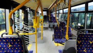 Seniorovi, ktorý zničil v MHD sedadlá, zrušili obvinenie. Bolo nezákonné