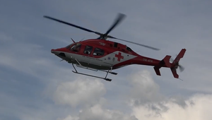 Muža pri výkopových prácach zavalilo, zasahoval vrtuľník