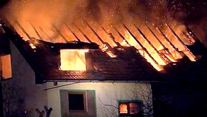 Zakúrili v krbe a odišli preč. Zhorel im dom