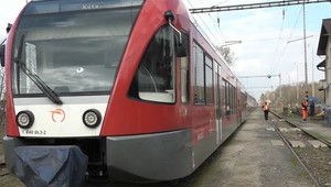 Do vlaku vraj musia liezť ako na skalu a boli už aj úrazy. Mesto narazilo na problém