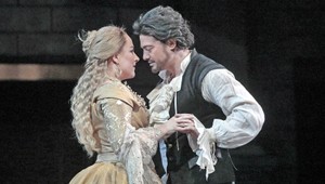 Kráľovská opera suspendovala slávneho tenora. Dotýkal sa prś zboristky