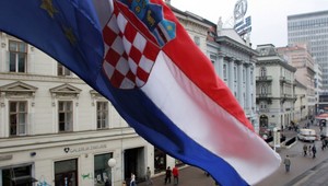 Dráma na námestí: Pred budovou parlamentu sa podpálil muž