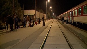 Na východe sa vykoľajil vlak. Ľudia museli čakať na staniciach