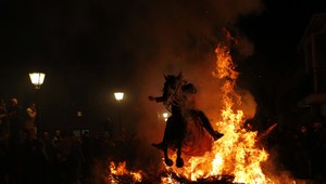 FOTO: Španieli vrhajú kone do plameňov! Veria, že im zaistia ochranu