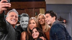 Fanúšikovia seriálu Priatelia smútia: Po Matthew Perrym ZOMRELA ďalšia obľúbená postava!