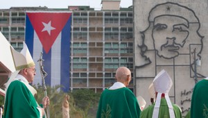Pápež odslúžil prvú omšu na Kube, tajní boli v strehu