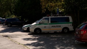 Mal napadnúť ženu a potom sa zabarikádovať v dome s deťmi. Policajt podľa informácií TV JOJ už v uniforme nie je