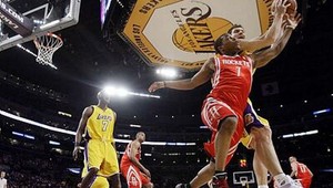 Obhajca Boston i Lakers vedú 3:2