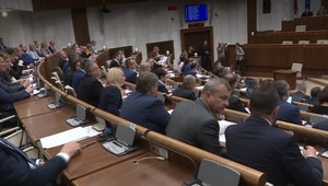 Rokovania parlamentu začali sporom. Problémom je povinná predškolská dochádzka
