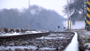 Opitý muž si pomýlil posteľ s tým najnevhodnejším miestom. Ustlal si priamo na koľajisku