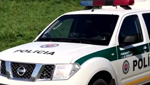 VIDEO: Policajná akcia v Kolárove. Na dne Váhu hľadali vražednú zbraň