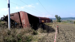 V Česku sa vykoľajil vlak plný uhlia, 15 vagónov je mimo trate