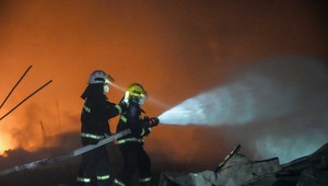 Výbuch bomby nastraženej v mikrobuse si vyžiadal obete a zranených