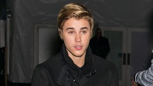 Neuveríte, koho zbalil! Bieber sa ručičkuje s o 20 rokov staršou modelkou!