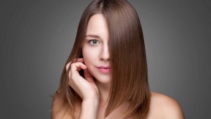 Neničte si vlasy! Super prírodný tip ich ľahko vyrovná aj BEZ žehličky