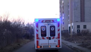 Dievča sa z 8. poschodia zrútilo rovno do šachty. Vyšetrovanie na rok zastalo, vinník je stále neznámy