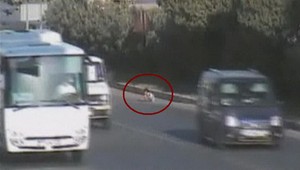 Batoľa na Valašsku doliezlo z domu až na cestu