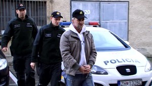 Muž svoju manželku zbil a potom ju bodol do brucha