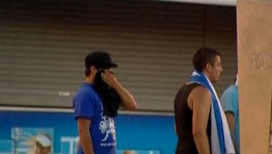 Polícia obhajuje "sprejový" útok na rozvášnených divákov