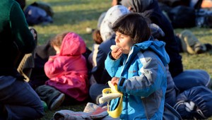 Utečenci uviazli pod holým nebom, mnohí strávili marzivú noc na holej zemi