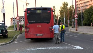 Pokazenú električku tlačila ďalšia električka, keď do nich narazil autobus