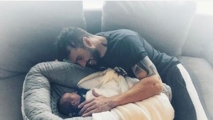 Celebritný sexi ocko sa pochválil dcérkou, skritizovali ho: Naozaj sú jej šaty nevhodné?