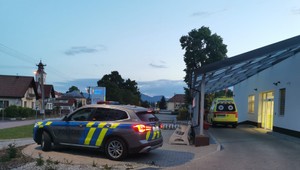 Nočná akcia: Polícia strieľala po aute, ktoré narazilo do chodcov