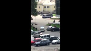 Rukojemnícka dráma na Ukrajine. Muž so zbraňou a výbušninami sa s ľuďmi zabarikádoval v autobuse