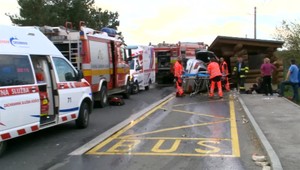 Vodič stratil kontrolu nad autom a vrazil do zastávky