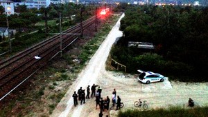 Tragédia na železnici, vlak zrazil len dvojročného chlapca