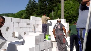 Historický moment: V osade stavajú nový dom, prvý legálny