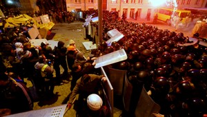 Najmenej 100 policajtov sa zranilo pri stretoch s demonštrantmi