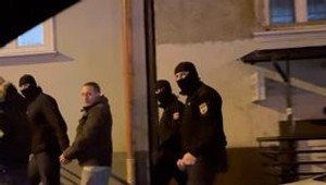 Exkluzívne video: Kuchára, ktorý je podozrivý, že priateľke vyrezal srdce, doviezli na miesto vraždy