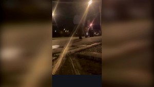 VIDEO: Tínedžeri päsťami a nohami napadli nič netušiaceho muža