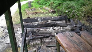 Vyčínanie vandalov: Zničili jedinečné rezbárske kúsky