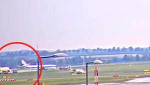 Na letisku v Prahe sa zrazili dve lietadlá