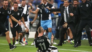 VIDEO. Stoch úradoval. Stopéra posadil na zadok, brankárovi dal jasle