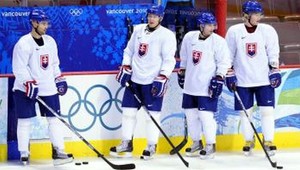 Hokejovú reprezentáciu pod taktovkou Hanlona čaká pred MS 17 zápasov