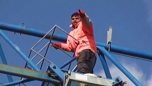 Hladovka na žeriave. Prisťahovalci odmietajú zliezť