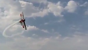 Počas leteckej šou sa zrútilo lietadlo. Dvaja ľudia zomreli