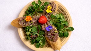 Tuniakový tatarák s jahodami