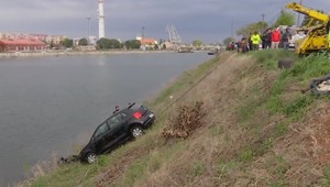 Po upratovaní auta ho museli hasiči ťahať z vody. Skončilo v Dunaji