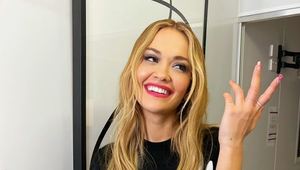 Rita Ora si zabudla dať podprsenku: Blysla sa svojím prsníkom