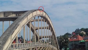 Kuriózna záchranná akcia hasičov. Muž vracajúci sa z jarmoku zaspal na moste